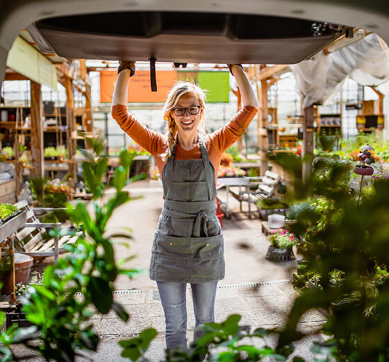market stall worker starting work